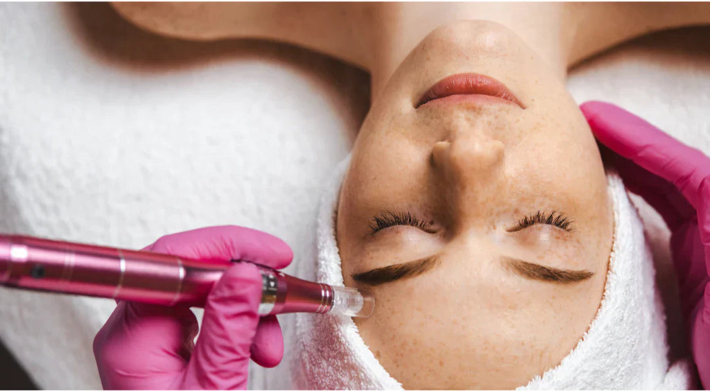 Mulher recebendo tratamento estético facial no outono, ideal para cuidados intensivos com a pele – Dermatus